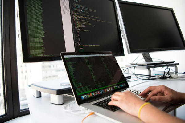 伊朗遭襲小學(xué)165人遇難，課本沾滿(mǎn)了學(xué)生的血；當(dāng)?shù)鼐用瘢阂陨性俅蜗蛉澜缱C實(shí)其罪行:重慶勝帥實(shí)業(yè)有限公司收費(fèi)